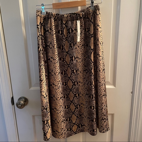 Midi skirt with elasticized waist. T Tahari brand.Size XS. NWT - Picture 2 of 6